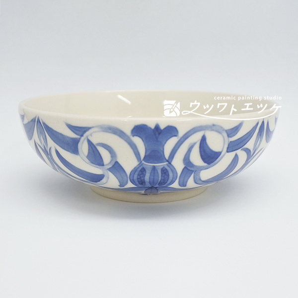 染付で外側に唐草文様が描かれた小鉢を横から見た状態