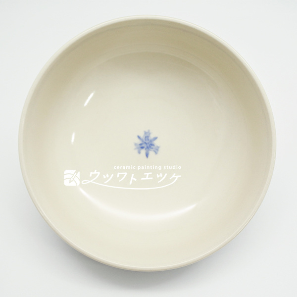 染付で外側に唐草文様が描かれた小鉢を上から見た状態