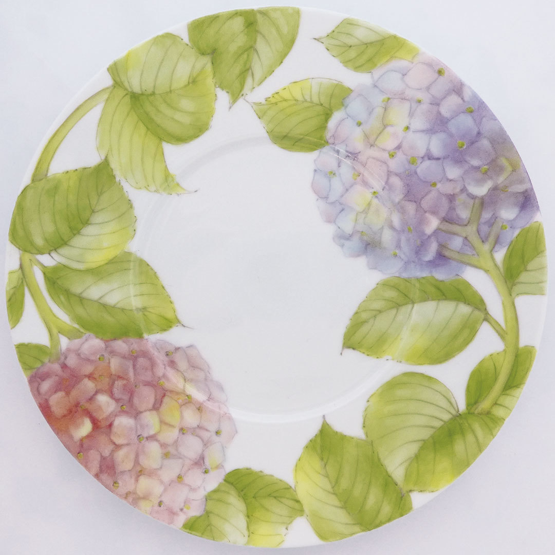 紫陽花が2輪描かれた丸皿