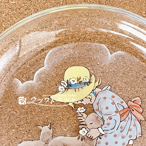 女の子と仔羊たちが描かれたガラス皿の雲部分の拡大