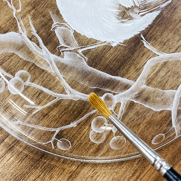 並べた平筆と平筆で描いた果物