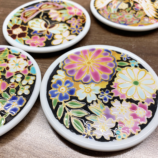 素焼きにダミをしている手元