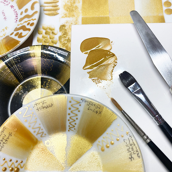 さまざまな溶剤を並べた様子