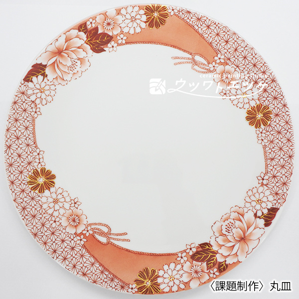 赤と金の絵具で花や文様が描かれた丸皿