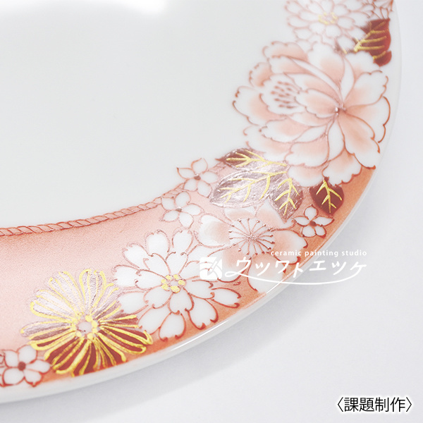 赤と金の絵具で花や文様が描かれた部分の拡大