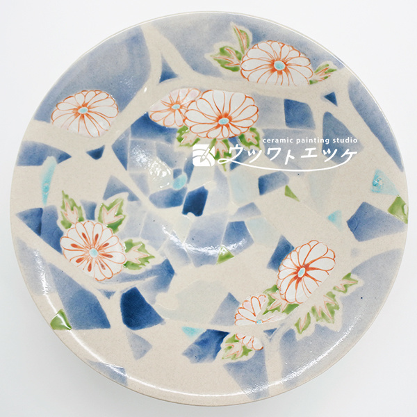 赤や白や緑で菊のような花柄が描かれた浅鉢