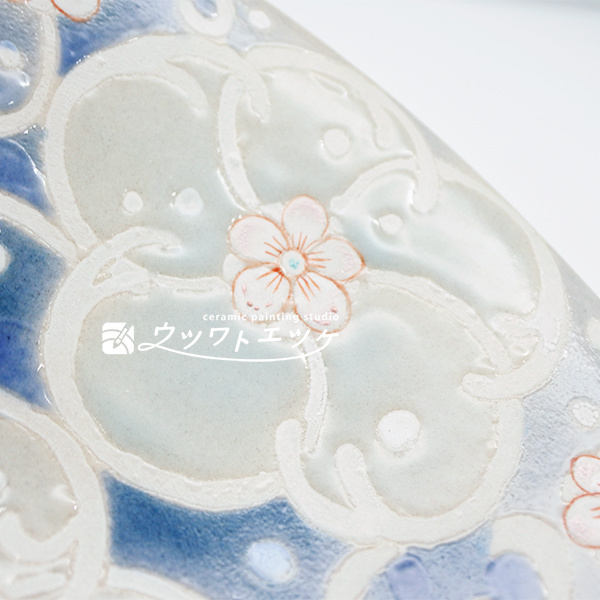 水色や赤で描かれた梅のような花柄部分の拡大