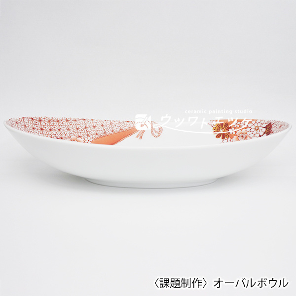 赤と金の絵具で花や文様が描かれたオーバルボウルの側面