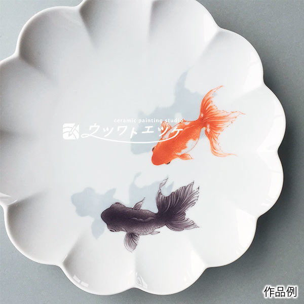 黒と赤の金魚が描かれた菊皿