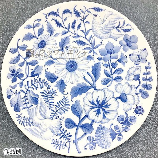 青系のイングレーズ絵具一色で花や鳥が描かれた大皿