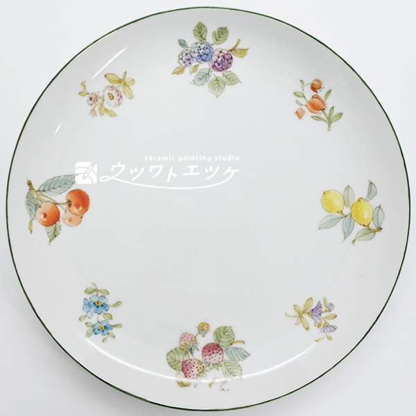 フルーツと小花が描かれた丸皿