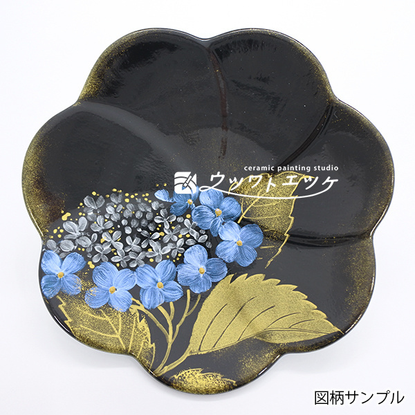 メタリック絵具でアジサイが描かれた黒い菊皿