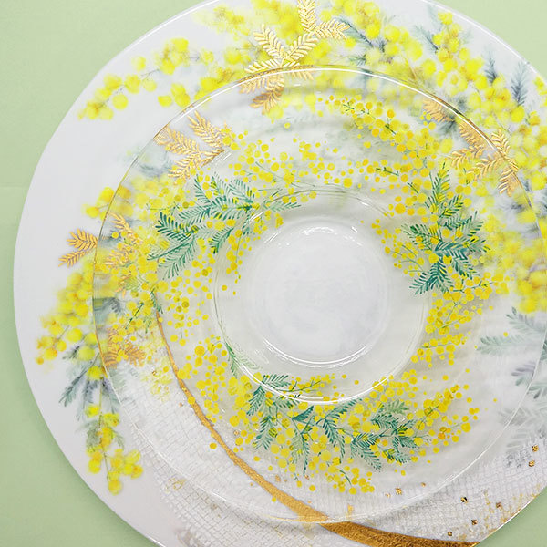 ミモザが描かれたガラス皿と白磁のセット