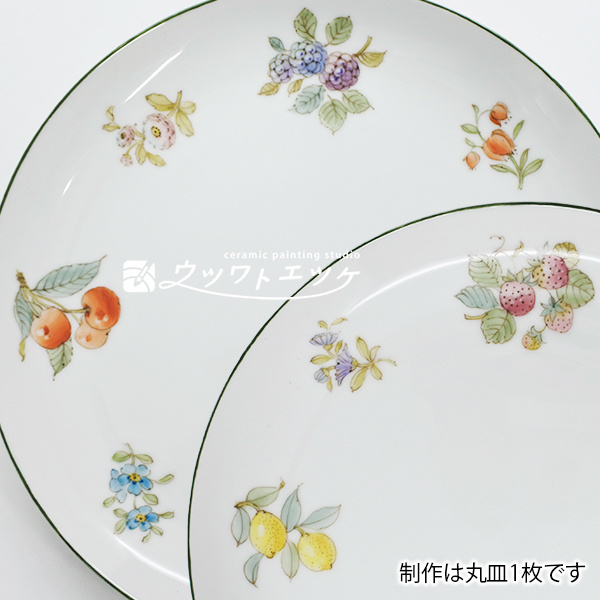 フルーツと小花が描かれた丸皿を重ねた状態