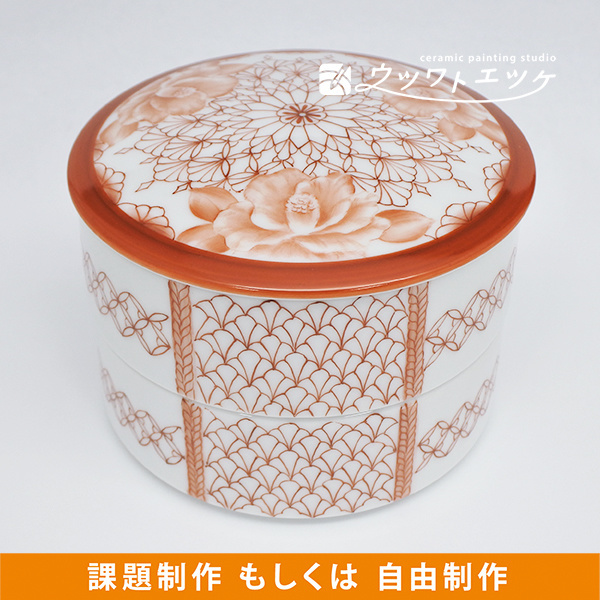 赤で椿と文様が描かれた円形の二段重