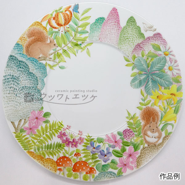 リムに森の動植物が描かれた大皿