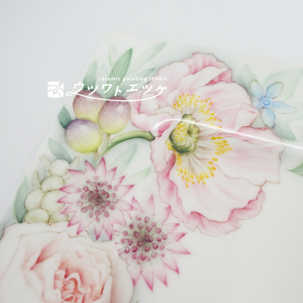 薄いピンクで描かれた花の拡大