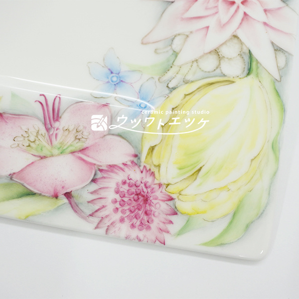 黄色や赤紫色で描かれた花の拡大
