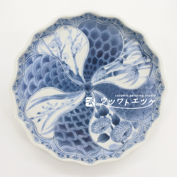 染付で4種類の花と文様が描かれた波型の中皿