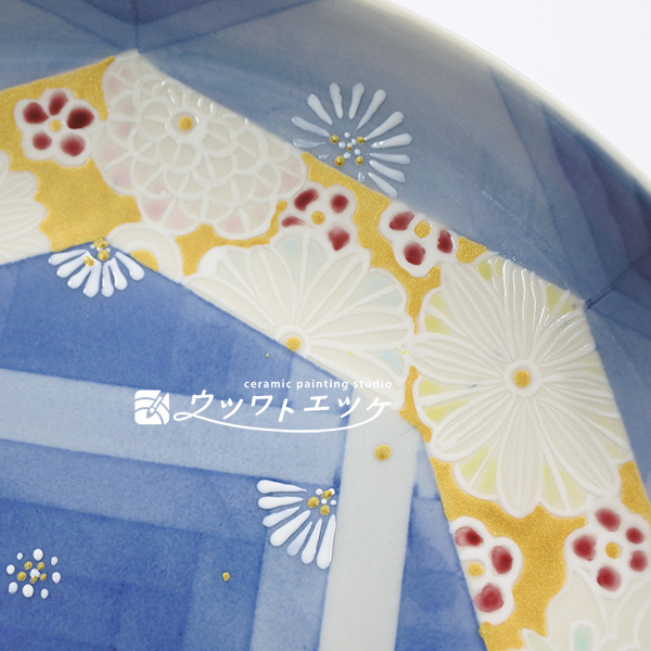 主に白い和絵具で描かれた花柄部分