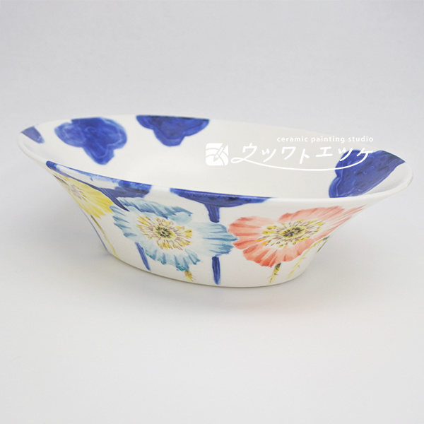鳥や植物が描かれた黒い楕円皿
