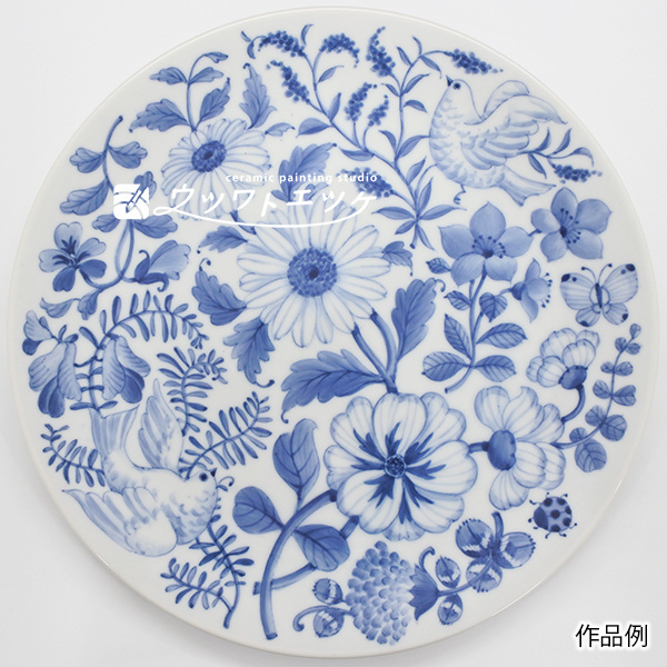 青一色で花や鳥が描かれた大皿