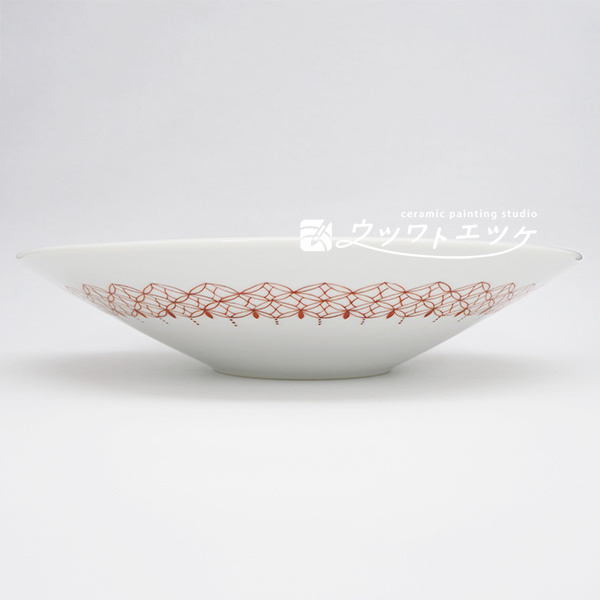 赤で瓔珞文が描かれた浅鉢を横から見た状態