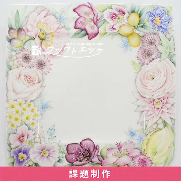 ピンク系のさまざまな花や実が描かれた角皿
