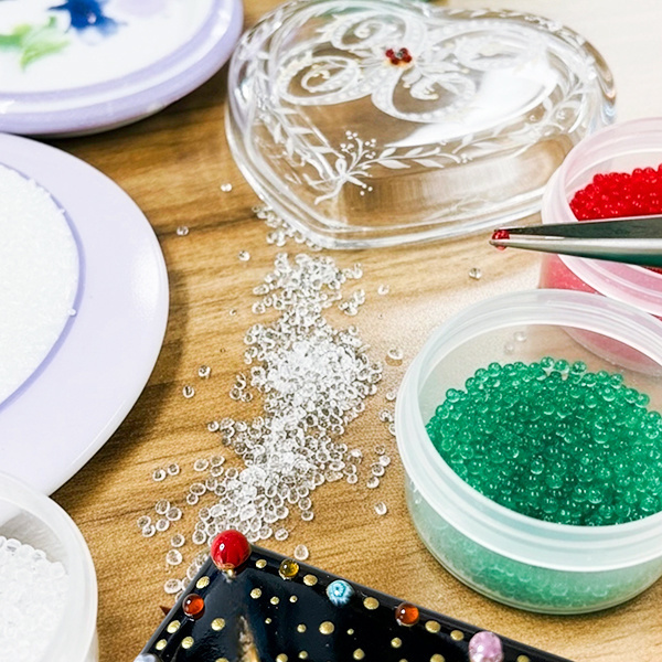 色とりどりの細かなビーズとそれを使用した作品