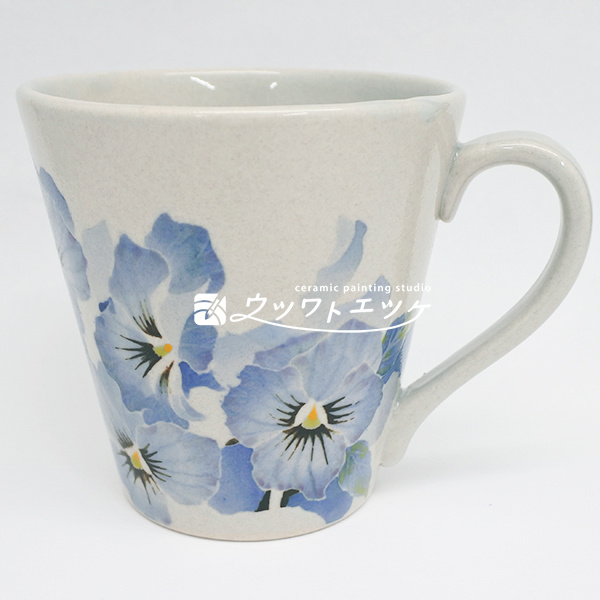 染付でビオラが描かれたオラが描かれたマグカップ